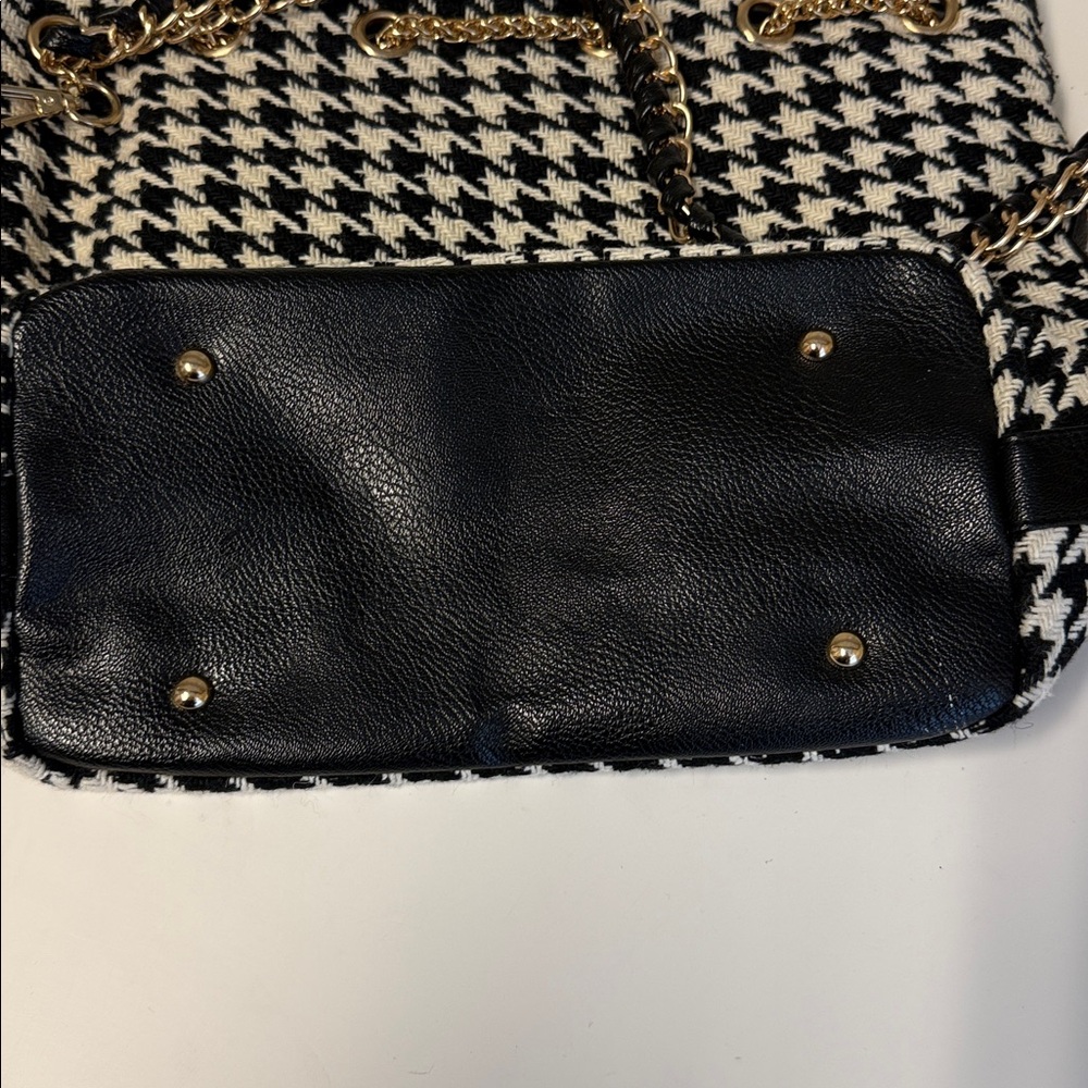 Black and White fabric handbag with gold chain - Picture 7 of 12